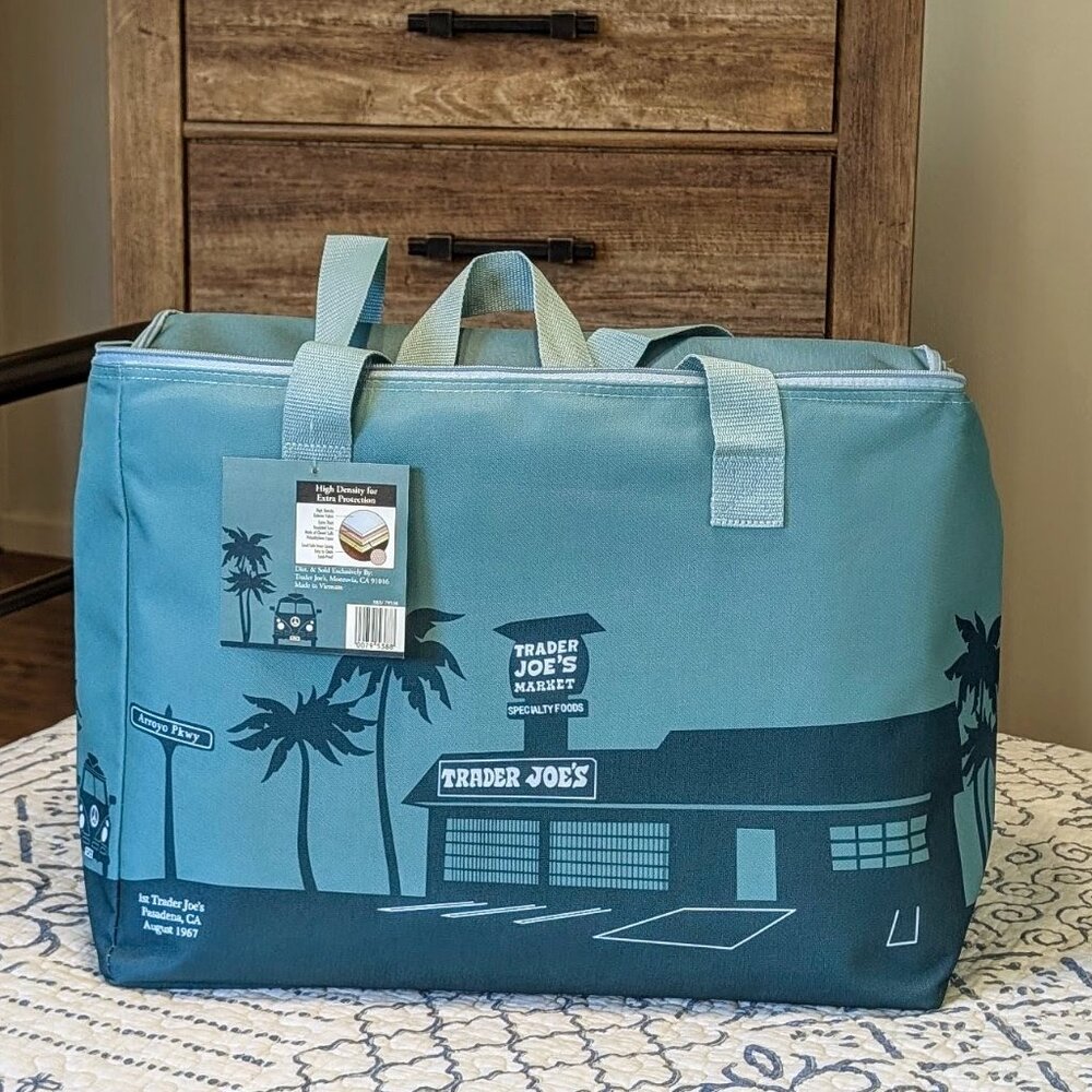 💙 Trader Joe’s large Dusty Blue Insulated Bag- New w/ Tag - Picture 6 of 7